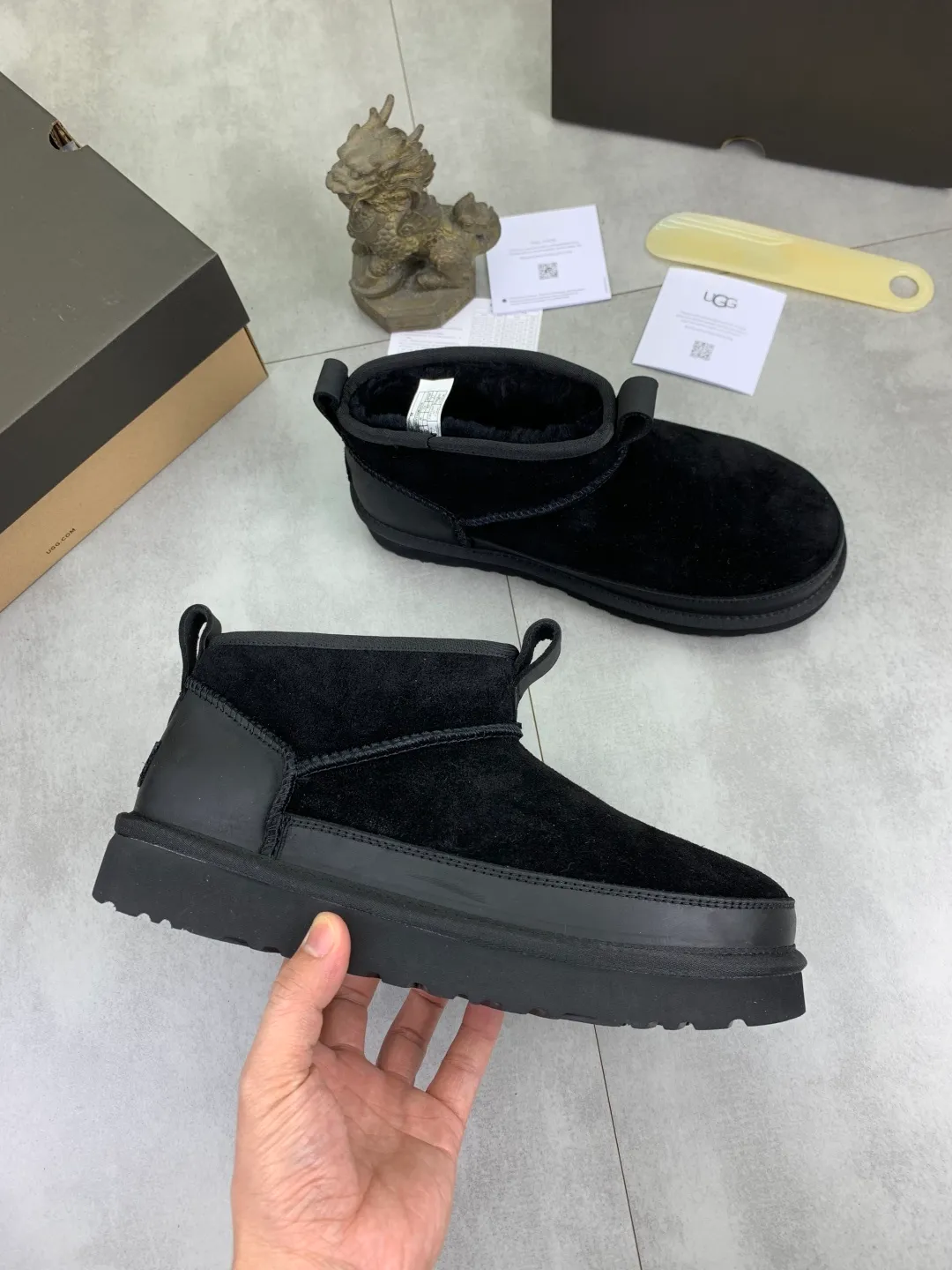 Men's men's shoes 💰P500 New top version UGG 2025 autumn and winter high-top new casual shoes new series Ansley Mules Fashionable and comfortable shallow flat slip-on casual loafers ✨ Classic suede cowhide with 10mm wool lining Insole suede collar Soft and comfortable ❤️ Decorated with UGG classic heat embossed brand logo on the back side Full texture Lightweight rubber sole Anti-slip, wear-resistant and comfortable Color: Black Brown Size: 39-45
